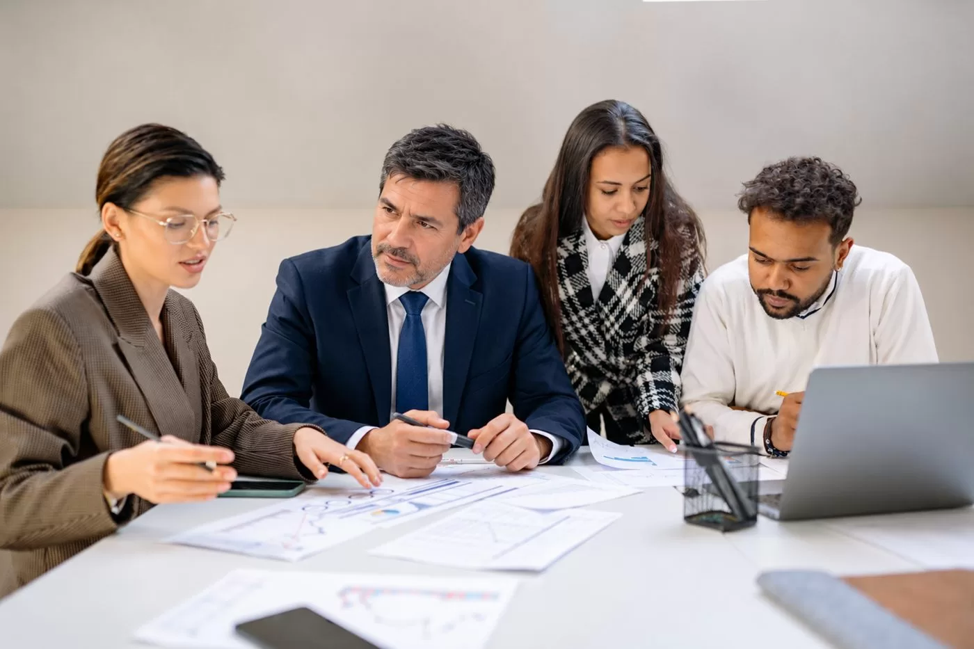 Equipo de trabajo analizando la estrategia y operación de un negocio