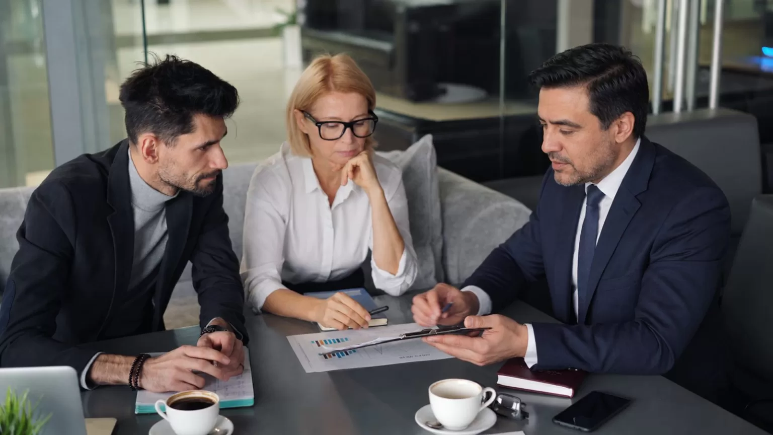 Reunión de trabajo sobre la estructura empresarial de un creador